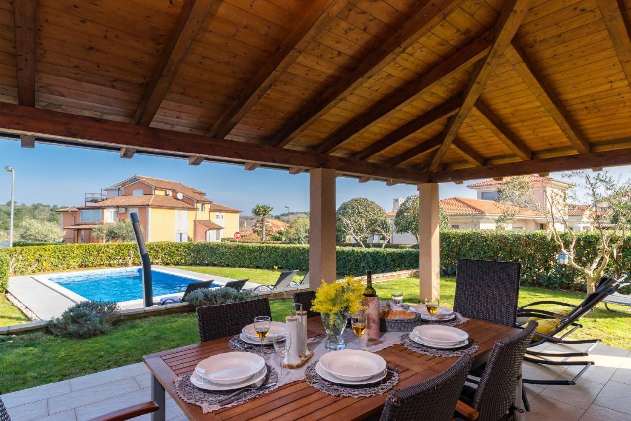 Lovely Istrian Apartment With A Private Swimming Pool And A Charming Garden Banjole Bagian luar foto