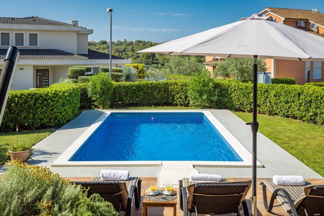 Lovely Istrian Apartment With A Private Swimming Pool And A Charming Garden Banjole Bagian luar foto